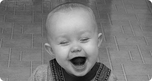 طفل يضحك طفل يضحك