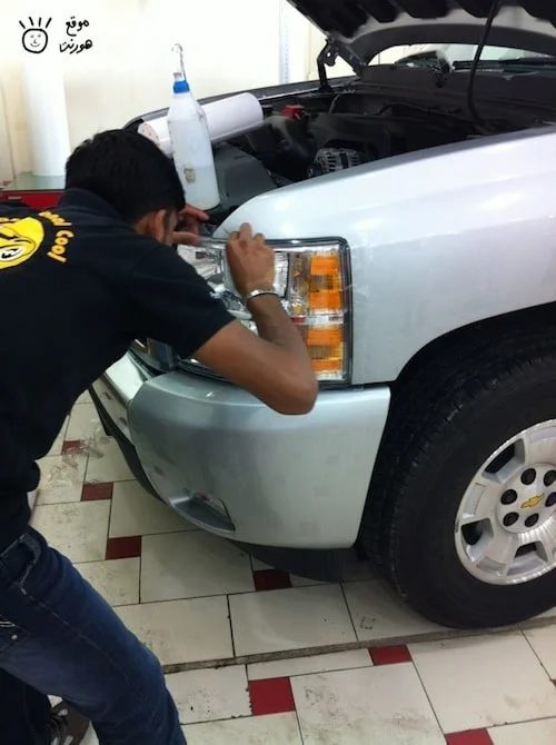 عامل يركب حماية صبغ السيارة 3M 3m work shop