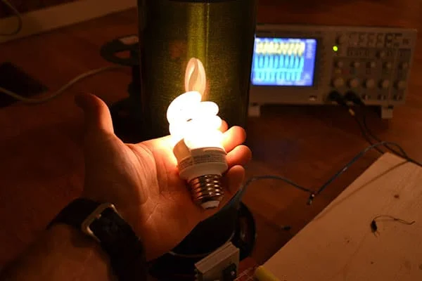 المستقبل القادم لن نحتاج فيه الى الوايرات لشتغيل الأجهزة Wireless Electricity 2 Wireless Electricity bulb