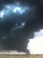 صور و فيديو حريق التواير في الكويت 17/4/2012 7 AqplkquCEAEdifT