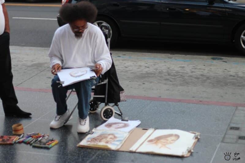 رسام مميز فعلا و يعرض صوره و رسوماته في شارع هوليوود