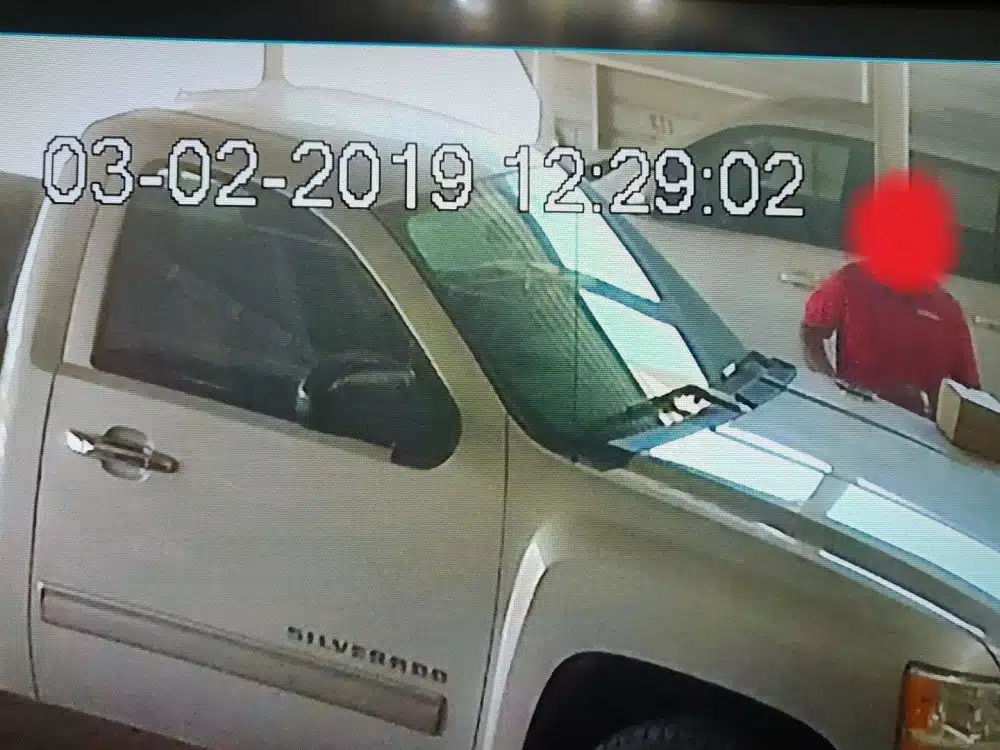 تعامل ممتاز من قبل شركة أرامكس الكويت للشكوى بحق موظف التوصيل 8 aramex man 1