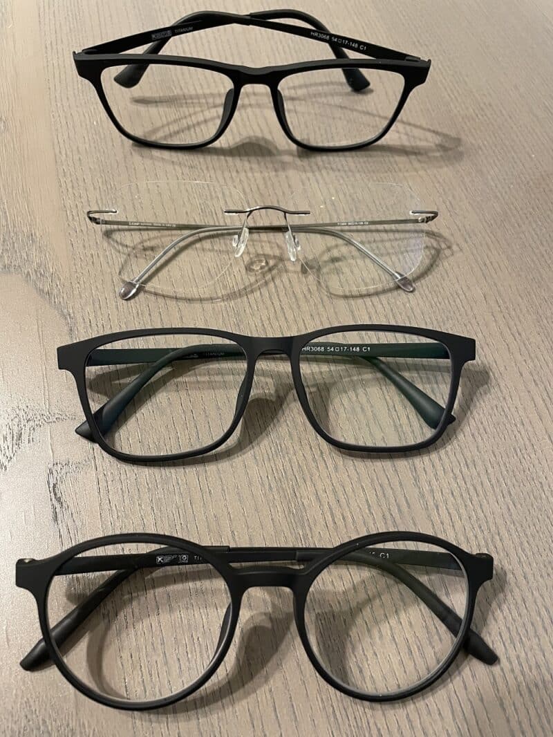 بعض النظارات الطبية التي تم شرائها من الإنترنت